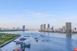 Một góc đô thị Đà Nẵng nhìn từ cửa sông Hàn