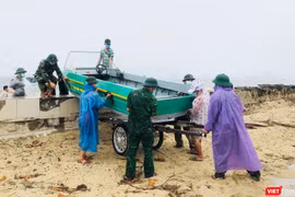 Người dân miền Trung di dời tàu thuyền để ứng phó với bão