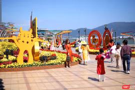 30 Tết Tân Sửu, thời tiết Đà Nẵng nắng đẹp đã kéo người dân ra khỏi nhưng lo toan để đến với đường hoa xuân