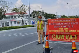 Lực lượng CSGT Đà Nẵng túc trực các chốt kiểm soát dịch tại cửa ngõ ra vào TP