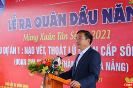 Ông Lê Trung Chinh - Chủ tịch UBND TP Đà Nẵng phát biểu tại lễ ra quân đầu năm Tiểu dự án nạo vét, thoát lũ khẩn cấp sông Cổ Cò 
