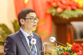 Ông Phùng Phú Phong - Giám đốc Sở Xây dựng TP Đà Nẵng trong phiên chất vấn tại kỳ họp thứ 4, HĐND TP Đà Nẵng khoá X diễn ra sáng ngày 17/12