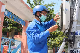Cán bộ kỹ thuật VNPT kết nối đường truyền cho các trường học ở Đà Nẵng (Ảnh: Trịnh Quang)