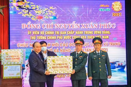 Thủ tướng Nguyễn Xuân Phúc tặng quà lực lượng vũ trang Đà Nẵng nhân dịp Tết Nguyên đán Tân Sửu