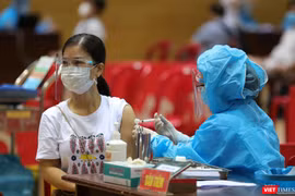 Nhân viên y tế Đà Nẵng tiêm vaccine phòng COVID-19 cho người dân