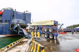 Thaco xuất lô hàng sơ mi rơ móc đi Mỹ tại Cảng Dung Quốc (Quảng Ngãi)