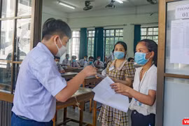 Thí sinh tham dự kỳ thi tuyển sinh lớp 10 ở Đà Nẵng làm thù tục vào phòng thi.