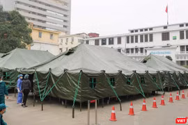 Bệnh viện dã chiến Bạch Mai được hoàn thành chỉ sau 4 tiếng đồng hồ (Ảnh Đỗ Hằng)