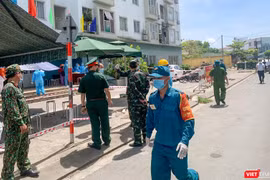 Lực lượng y tế và cơ quan chức năng phong toả chung cư ở Đà Nẵng nơi có bệnh nhân mắc COVID-19 mới