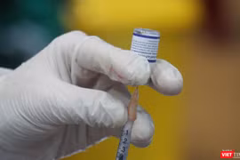 Thủ tướng yêu cầu đẩy nhanh tiêm vaccine phòng COVID-19 mũi 3, mũi 4 cho người dân