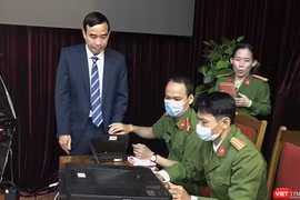 Ông Lê Trung Chinh - Chủ tịch UBND TP Đà Nẵng đi làm thẻ căn cước công dân gắn chíp trong sáng ngày 4/1