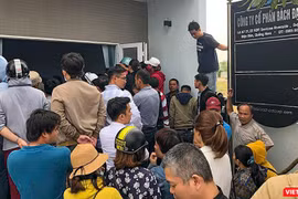 Khách hàng liên quan đến vụ án bẻ kèo hợp đồng môi giới BĐS giữa Bách Đat An và Hoàng Nhất Nam tập trung tại trụ sở của Bách Đạt An để đòi quyền lợi