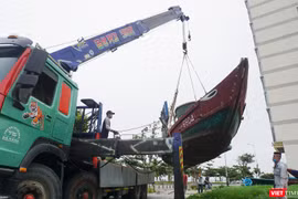 Ngư dân Đà Nẵng cẩu tàu thuyền lên bờ tránh trú bão số 5