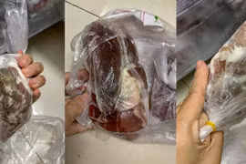 Thịt ngả màu xanh và bốc mùi bị người dân phản ánh