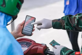 Lực lượng kiểm soát dịch ở Đà Nẵng kiểm tra giấy đi đường QRCode của người tham gia giao thông