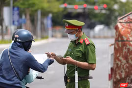 Lực lượng công an Đà Nẵng kiểm soát người dân ra đường theo quy định của UBND TP