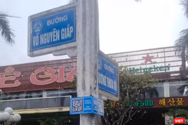Một trụ bảng chỉ đường trên địa bàn quận Sơn Trà (Đà Nẵng) được gắn mã QR