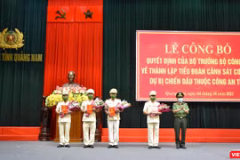 Thiếu tướng Nguyễn Đức Dũng - Giám đốc Công an tỉnh Quảng Nam trao quyết định thành lập Tiểu đoàn Cảnh sát cơ động dự bị chiến đấu cho các Chỉ huy Tiểu đoàn