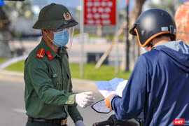 Lực lượng công an Đà Nẵng kiểm soát người điều khiển lưu thông trên đường trong thời gian giãn cách xã hội