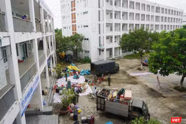 Lực lượng quân đội đang khẩn trương dọn dẹp để chuyển đổi ký túc xá thành bệnh viện dã chiến 2.000 giường ở Đà Nẵng