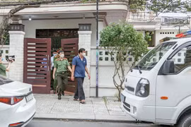 Công an TP Tam Kỳ (Quảng Nam) thực hiện lệnh bắt đối với ông Phạm Văn Điểu, Giám đốc Ban Quản lý dự án Đầu tư và xây dựng TP Hội An tại nhà riêng (Ảnh Long Phi)