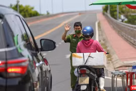 Lực lượng kiểm soát dịch Đà Nẵng hạn chế phương tiện giao thông lưu thông qua cầu Thuận Phước trong thời gian phong toả cứng toàn TP