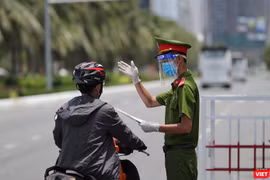 Việc lưu thông tại các chốt sẽ dựa trên nguyên tắc kiểm soát chặt cả người vào, người ra khỏi TP, kiểm soát chặt chẽ người từ các vùng dịch, vùng nguy cơ cao vào TP.