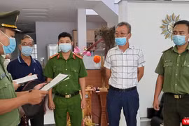 Cơ quan công an Đà Nẵng tống đạt quyết định khởi tố, bắt tạm giam đói với Lee Kwan Young (áo trắng).