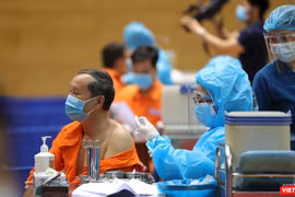 Lực lượng y tế tiêm vaccine cho các đối tượng tại cộng đồng ở Đà Nẵng