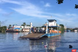 Những cây cầu tạm cũng đã hoen gỉ vì quá già - đặc biệt nguy hiểm vào giờ cao điểm cho người dân khi tham gia giao thông. Ảnh: Nguyễn Lê