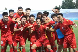 HLV Gong Oh-kyun và Nguyễn Văn Trường, Nguyễn Thanh Nhân, Quan Văn Chuẩn, Khuất Văn Khang đã bước ra ánh sáng thể hiện khá tốt năng lực, trình độ và để lại ấn tượng sâu sắc.. Ảnh Techz
