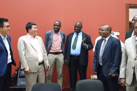 Đại diện Chính phủ Tanzania và T&T Group chia sẻ niềm vui sau khi T&T Group mua 176.000 tấn điều thô của Tanzania