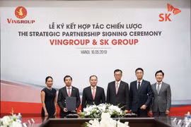 Đại diện Vingroup và SK Group ký thỏa thuận hợp tác chiến lược ngày 16/5/2019.