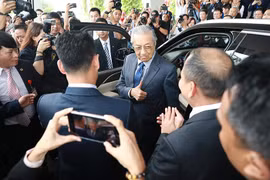 Ngày 28/8 tại F-ville (Hòa Lạc, Hà Nội), Thủ tướng Malaysia Mahathir Mohamad đã có những trải nghiệm “tuyệt vời” khi cầm lái chiếc VF SA2.0, một trong những chiếc xe hơi thương mại đầu tiên của ngành công nghiệp ô tô Việt Nam.