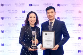Đại diện PVcomBank nhận giải thưởng từ IFM