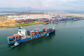 Tàu SITC HEBEI cập cảng Chu Lai có chiều dài 172m, rộng 27.6m, đang vận chuyển hàng của Công ty Cổ phần Thép Hòa Phát
