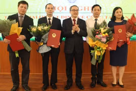 Thứ trưởng Phan Tâm trao quyết định cho các cán bộ. Ảnh MIC