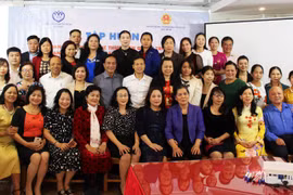 Lãnh đạo Cục Trẻ em, Bộ Lao động - Thương binh & Xã hội chụp ảnh lưu niệm với các đại biểu.
