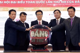 Phó Thủ tướng Vũ Đức Đam, lãnh đạo TTXVN và một số bộ ngành thực hiện nghi thức khai trương Trang thông tin daihoidang.vn.
