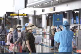 Hành khách đi máy bay được yêu cầu tuân thủ các quy định phòng dịch COVID-19. Ảnh minh hoạ.