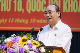Thủ tướng trả lời các vấn đề cử tri nêu tại cuộc tiếp xúc. Ảnh: VGP.