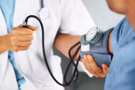 Khám sức khoẻ cho người dân ở Bệnh viện Việt Đức