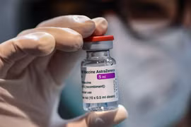 Vaccine COVID-19 của AstraZeneca gây đông máu: Liệu có "thổi phồng" thông tin để trục lợi?