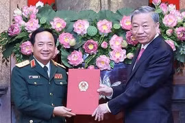 Chủ tịch nước trao Quyết định bổ nhiệm chức vụ Chủ nhiệm Tổng cục Chính trị QĐND cho Thượng tướng Trịnh Văn Quyết. Ảnh: TTXVN