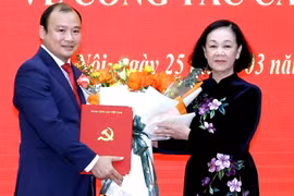 Thường trực Ban Bí thư, Trưởng ban Tổ chức Trung ương Trương Thị Mai trao quyết định bổ nhiệm cho ông Lê Hải Bình. Ảnh: TTXVN