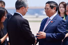 Đại sứ Trung Quốc tại Việt Nam Hùng Ba đón Thủ tướng Phạm Minh Chính tại sân bay. Ảnh: VGP/Nhật Bắc