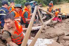 Nghĩa đồng bào ở thời khắc lâm nguy và sự táng tận lương tâm của kẻ cơ hội