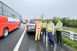 Lãnh đạo Cục Đường bộ kiểm tra nhiều điểm sạt lở do mưa bão
