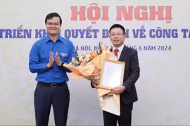 Tân Tổng Biên tập Báo Tiền Phong Phùng Công Sưởng nhận quyết định bổ nhiệm. Ảnh: Báo Tiền Phong. 
