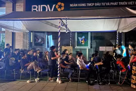Người dân "lăn lê" từ tờ mờ sáng để chờ đến lượt mua vàng. Ảnh: PT.